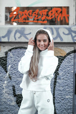 Încarcă imaginea în vizualizatorul Galerie, Trening dama alb cu bluza cropped cu bentita - Hera Fashion Ro
